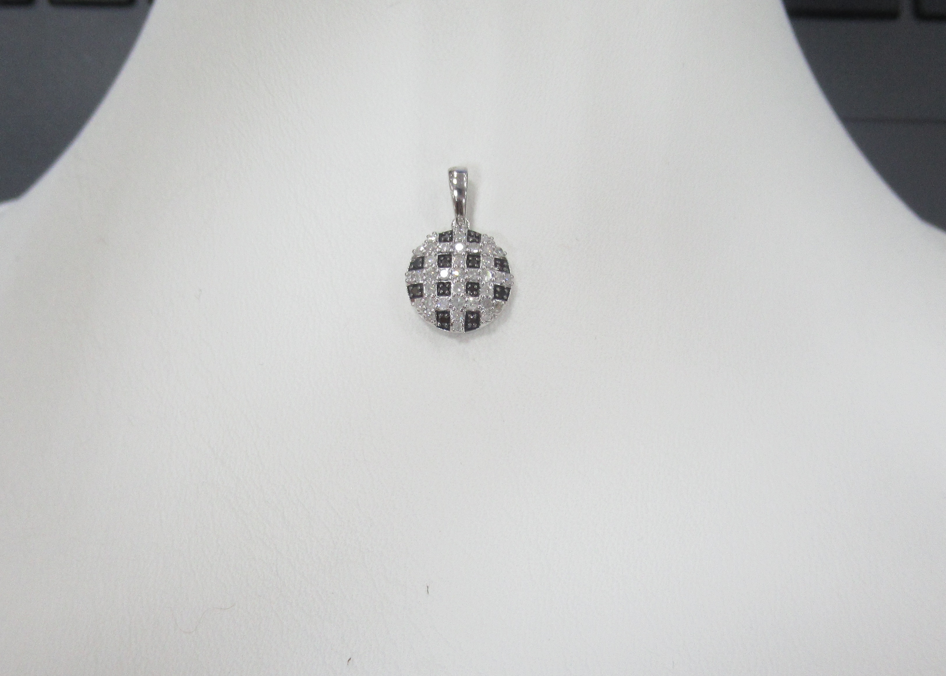 Серебряная подвеска с бриллиантами